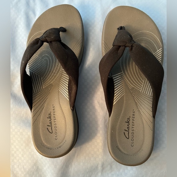 Clark’s Black NWOT flip flops. Size 7 - Picture 2 of 3